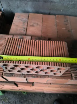 430 ladrillos macizos perforados, de carga.