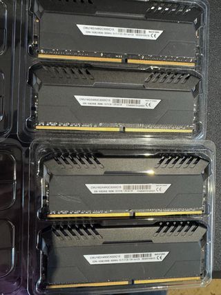 32 GB RAM DDR4 Corsair Vengeance LED (4×8 GB) 3000