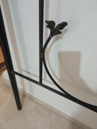 Cabecero forja vintage negro detalles dorados