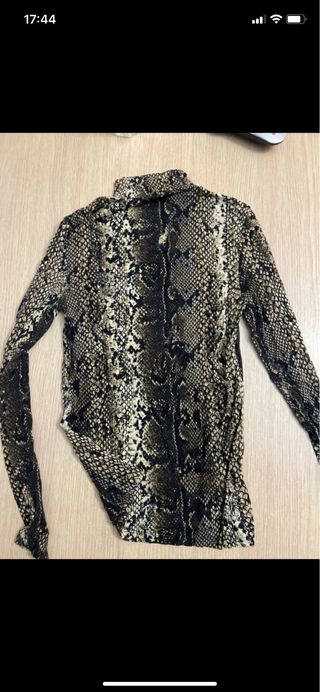 Camiseta cuello alto estampado serpiente Stradivar