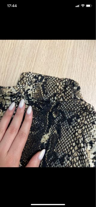 Camiseta cuello alto estampado serpiente Stradivar