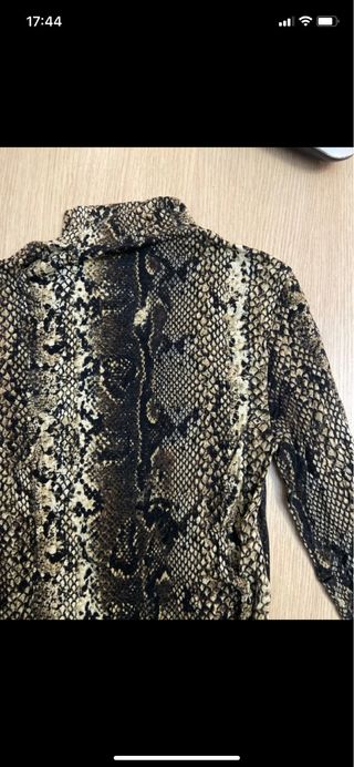 Camiseta cuello alto estampado serpiente Stradivar