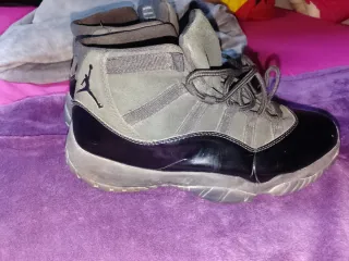 Zapatillas Jordan Negras y Grises