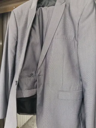 Traje de hombre gris usado una vez
