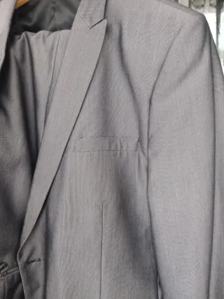 Traje de hombre gris usado una vez