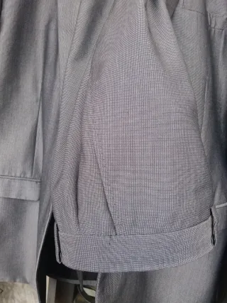 Traje de hombre gris usado una vez