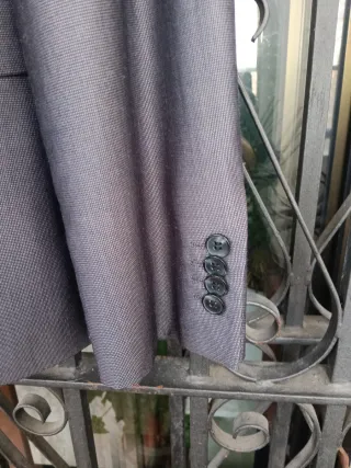 Traje de hombre gris usado una vez