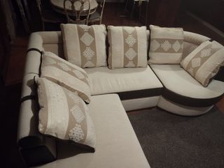 Sofá modular beige con cojines