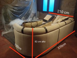 Sofá modular beige con cojines