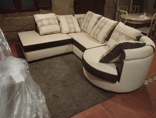 Sofá modular beige con cojines