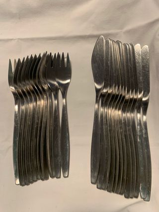 12 Cuchillos y 11 Tenedores de Pescado