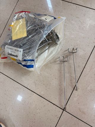 Expositor metálico perforado con ruedas