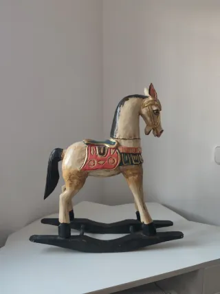 Caballo balancín de madera pintado.