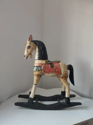 Caballo balancín de madera pintado.