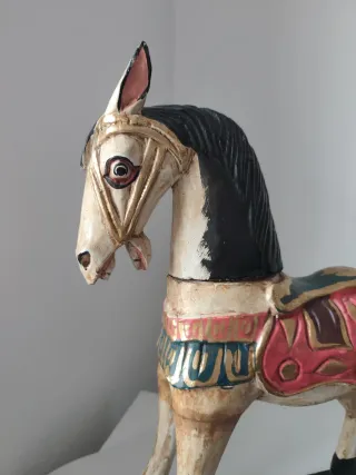 Caballo balancín de madera pintado.