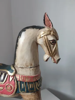 Caballo balancín de madera pintado.
