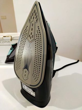 Plancha de ropa con base cerámica