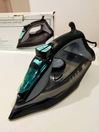 Plancha de ropa con base cerámica