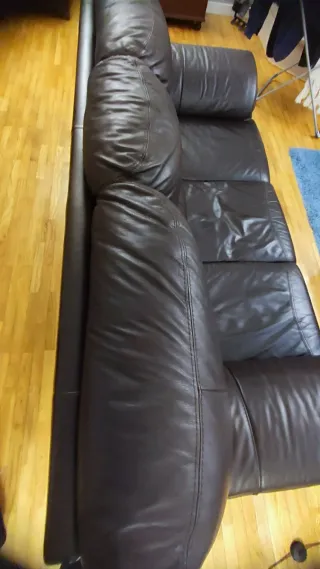 Sofá de pele cor de chocolate