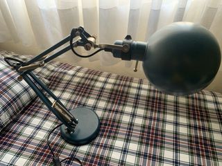 Lámpara de escritorio azul metálica