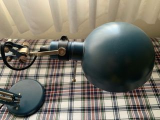 Lámpara de escritorio azul metálica