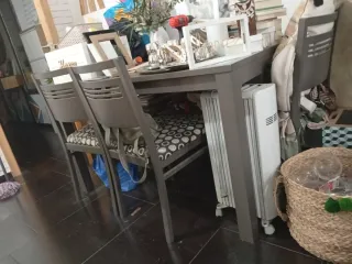 Mesa de madera con 5 sillas