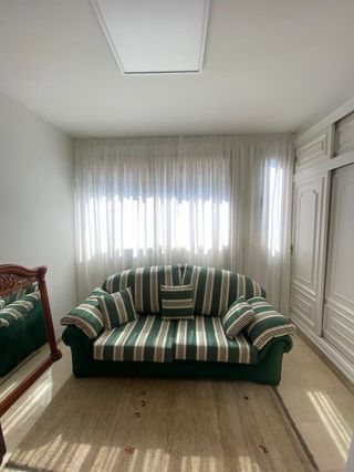 Sofá de rayas verde