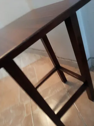 Mesa auxiliar de madera