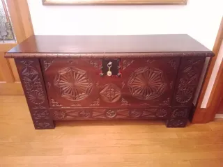 Baúl antiguo de madera tallada