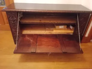 Baúl antiguo de madera tallada