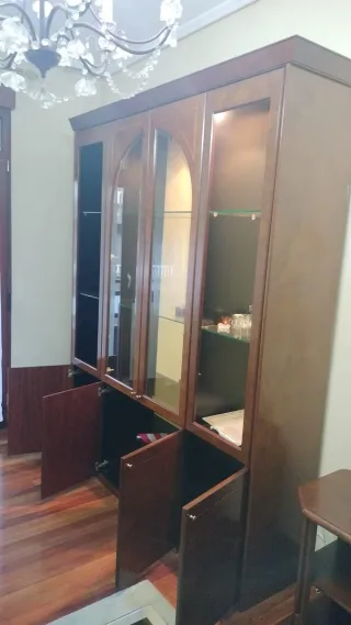 Vitrina de madera y cristal