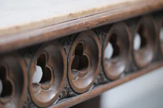 Mesa de madera y mármol