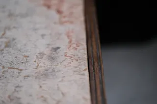 Mesa de madera y mármol