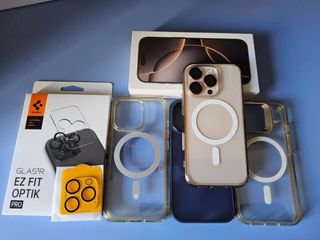 iPhone 16 Pro + accessori