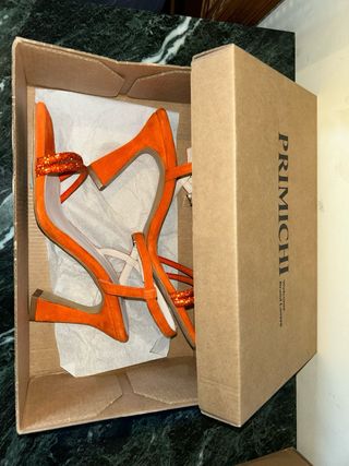 Tacones naranjas con brillantes T37.