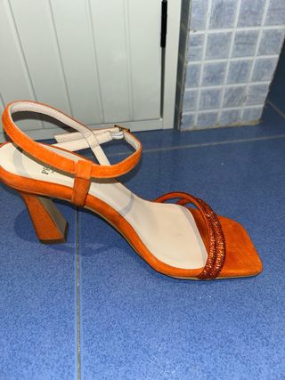 Tacones naranjas con brillantes T37.
