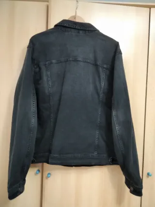 Chaqueta negra con cremallera