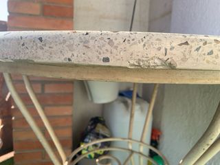 Mesa redonda exterior piedra y metal