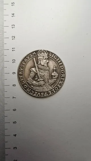 Moneda antigua con figura de rey 1630