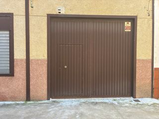 Puerta metálica grande marrón