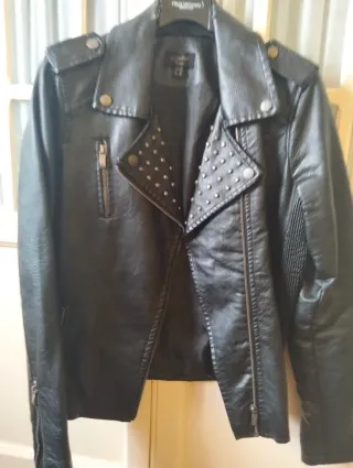 Chaqueta Piel Sintética Negra Tachuelas