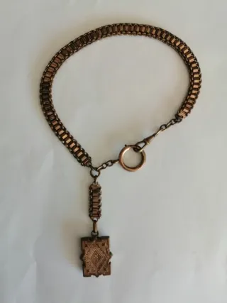 Antigua cadena de reloj con fob decorativo .