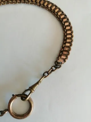 Antigua cadena de reloj con fob decorativo .