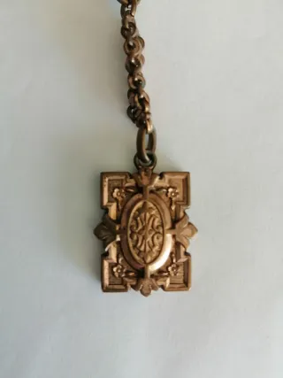 Antigua cadena de reloj con fob decorativo .