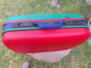 Maleta Benetton colores con ruedas y cincha