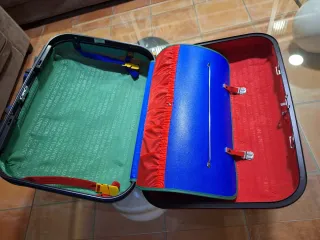 Maleta Benetton colores con ruedas y cincha