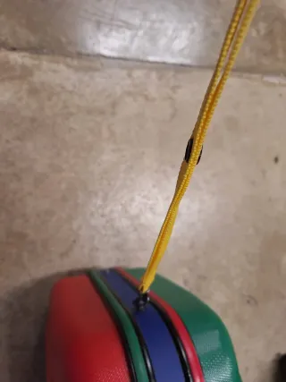 Maleta Benetton colores con ruedas y cincha