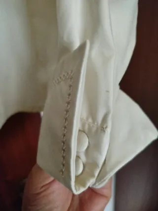 Blusa bege com botões forrados