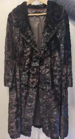 Abrigo de piel de astrakan color chocolate