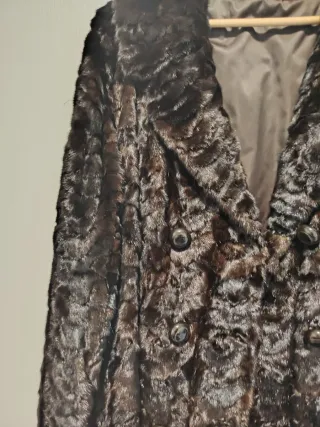 Abrigo de piel de astrakan color chocolate